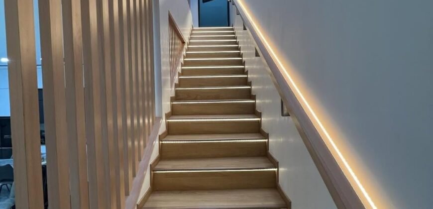 DIJUAL RUMAH DENGAN KOLAM RENANG DI TURANGGA