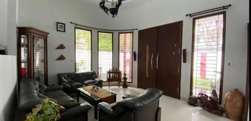 DIJUAL RUMAH DENGAN KOLAM RENANG DI JALAN WINDU BANDUNG