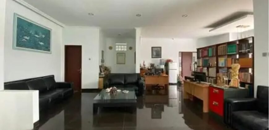 DIJUAL RUMAH DENGAN KOLAM RENANG DI JALAN WINDU BANDUNG