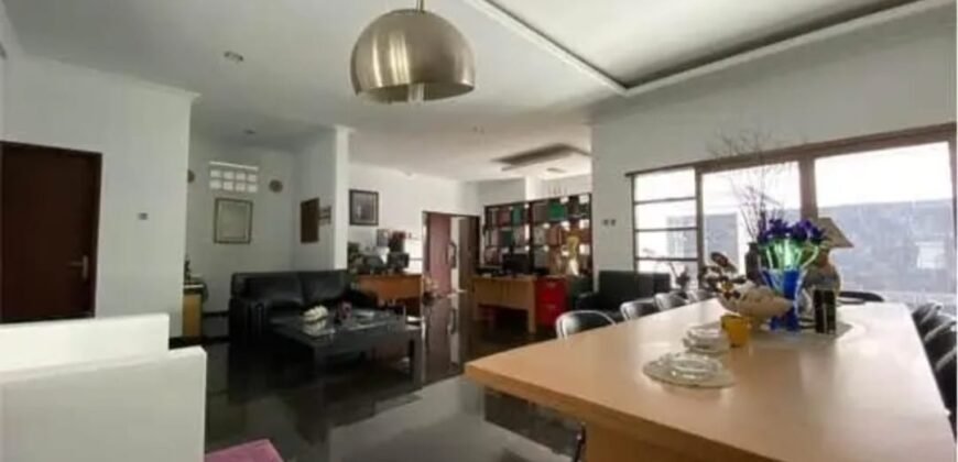 DIJUAL RUMAH DENGAN KOLAM RENANG DI JALAN WINDU BANDUNG