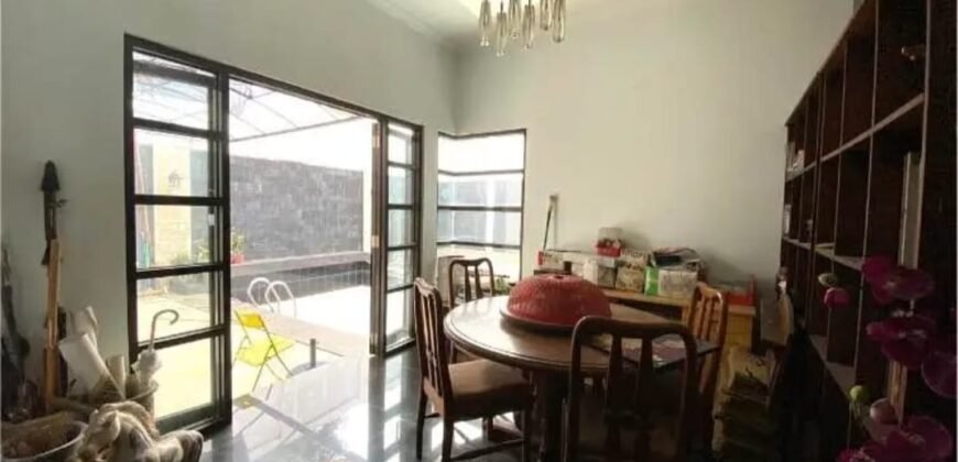 DIJUAL RUMAH DENGAN KOLAM RENANG DI JALAN WINDU BANDUNG
