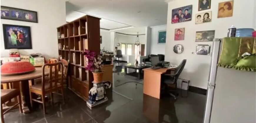 DIJUAL RUMAH DENGAN KOLAM RENANG DI JALAN WINDU BANDUNG