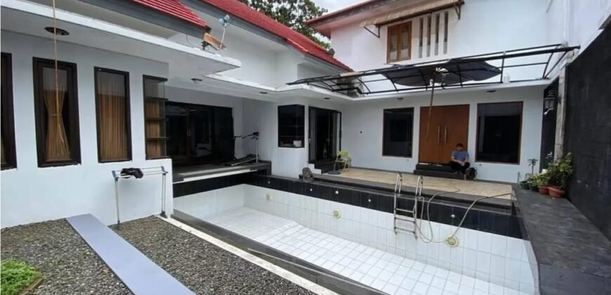 DIJUAL RUMAH DENGAN KOLAM RENANG DI JALAN WINDU BANDUNG